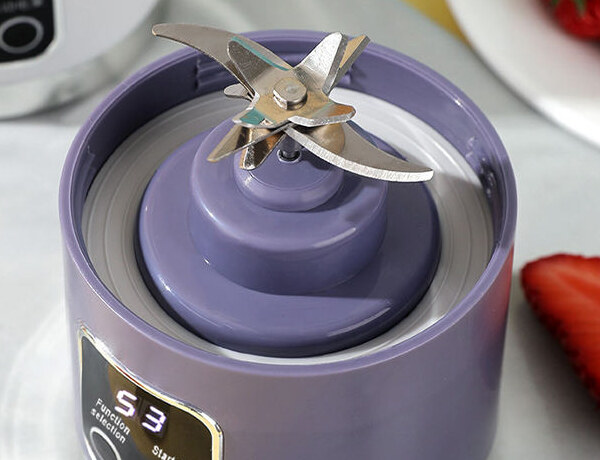 Stainless-steel blade assembly of the Tumbla Go, purple version